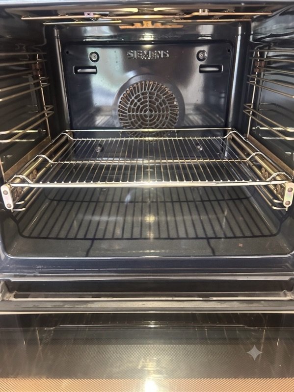 Backofen nach der professionellen Reinigung, glänzend sauber