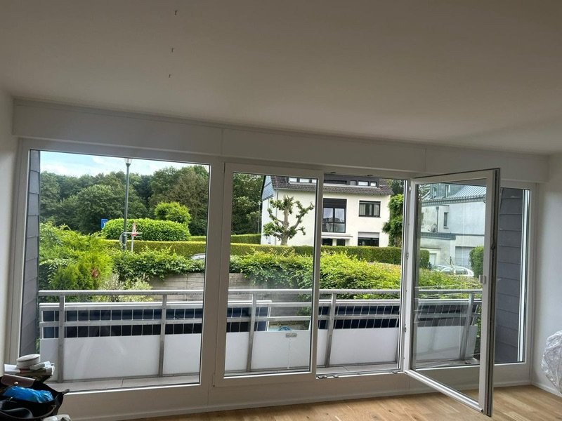 Streifenfrei gereinigte Fensterfront nach der Glasreinigung