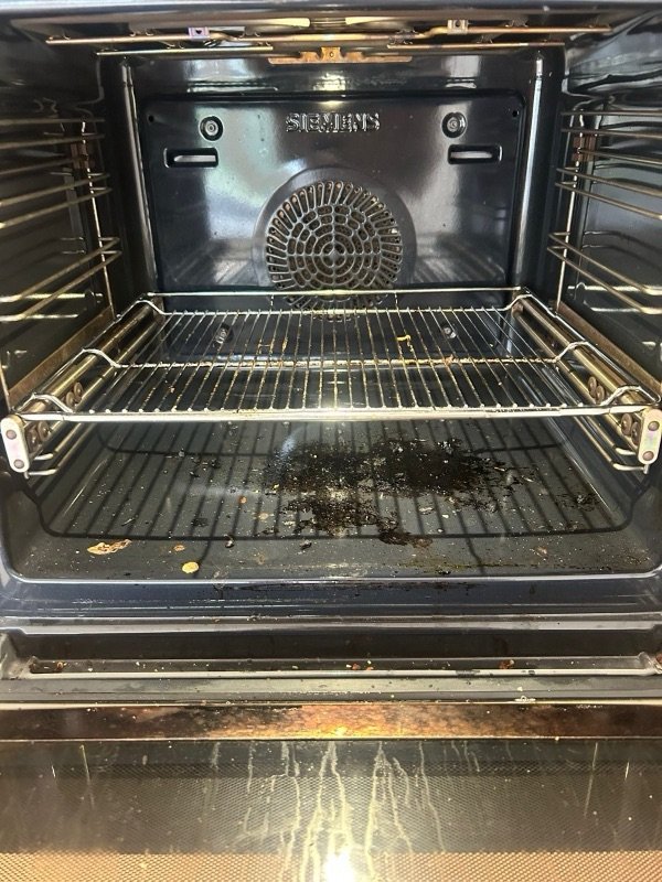 Backofen vor der Reinigung mit starken Verkrustungen