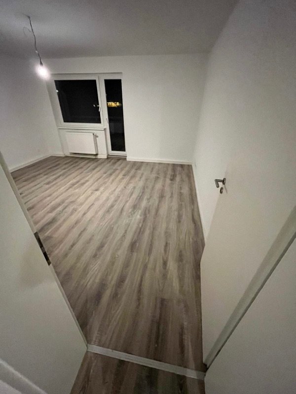 Sauberer Wohnraum mit gepflegtem Boden nach der Endreinigung