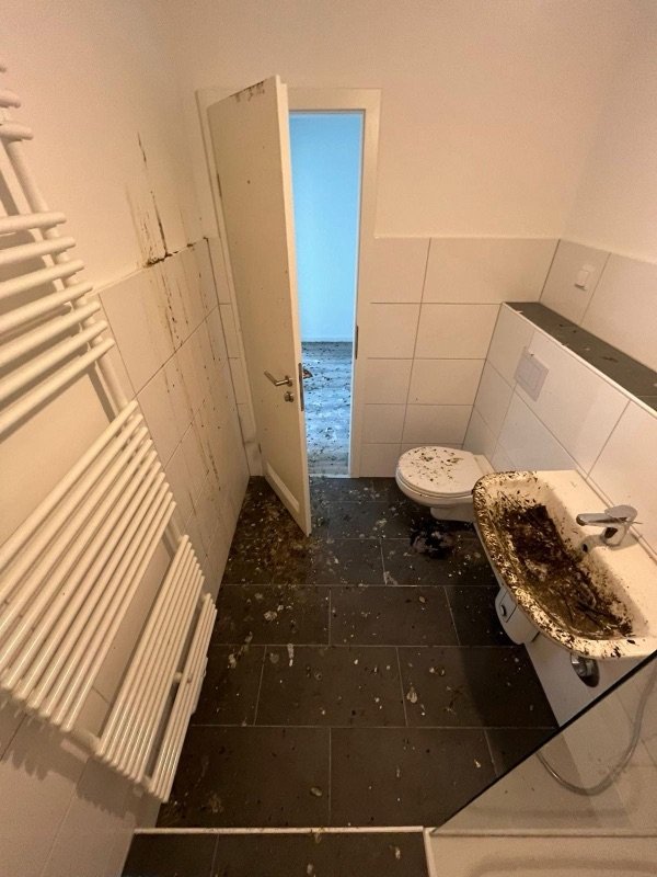 Badezimmer mit starken Verschmutzungen vor der Reinigung