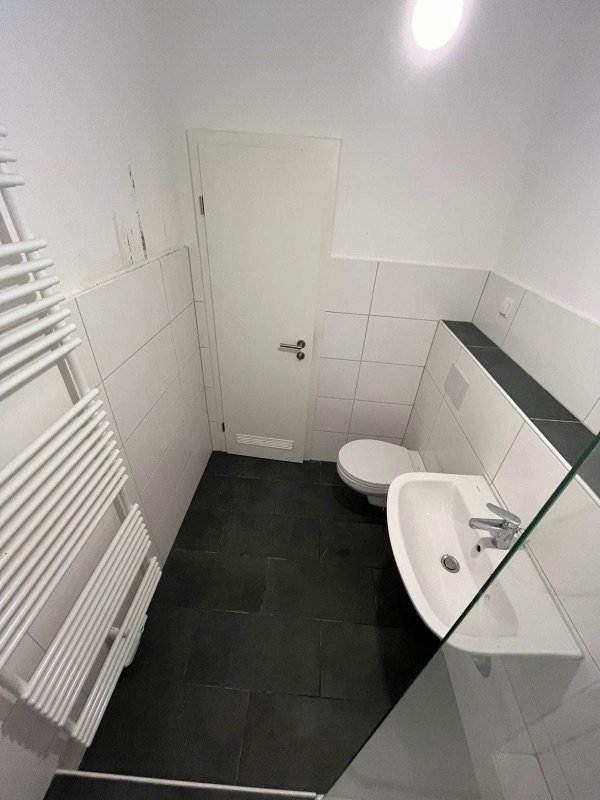 Hygienisch sauberes Badezimmer nach der Grundreinigung